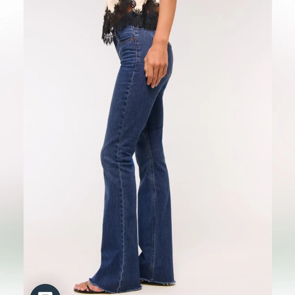 NWOT Abercrombie & Fitch Mid Rise Bootcut Frayed Hem Jeans Size 29 Short - Picture 3 of 9